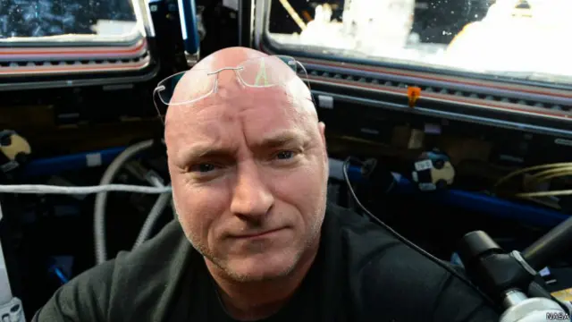 Scott Kelly, un astronauta veterano, se propuso encontrar el lugar más azul del planeta.