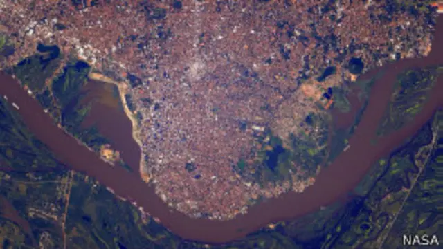 Los tonos tierra también están presentes en sus imágenes, como en ésta de Asunción, Paraguay.