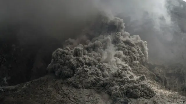 Foto yang diambil di Karo pada 14 Juni 2015 ini menunjukkan abu dari Gunung Sinabung. Awan panas bisa melaju dengan kecepatan di atas 100km per jam.