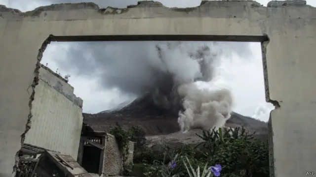 Gunung Sinabung terletak di Kabupaten Karo, Provinsi Sumatera Utara.