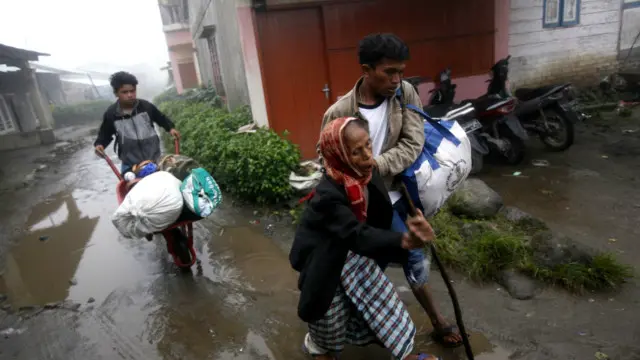 Warga sejumlah desa dalam radius lima kilometer dari puncak Gunung Sinabung didesak untuk direlokasi.