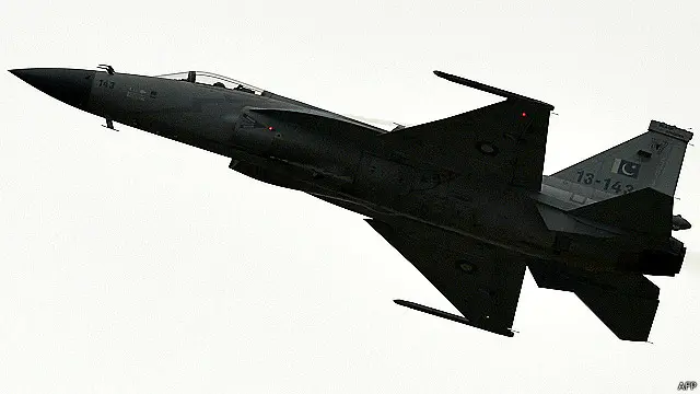 پیرس ایئر شو میں جے ایف 17 طیارہ اپنح صلاحیتوں کا مظاہرہ کرتے ہوئے 