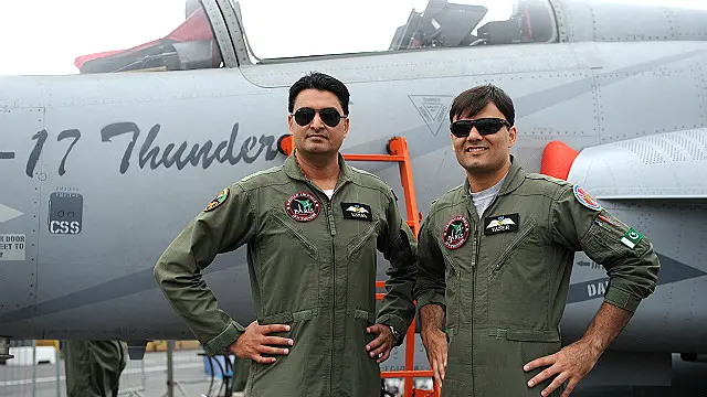 جے ایف طیاروں کے ساتھ ایئر شو میں شامل پاکستانی فضائیہ کے پائلٹس