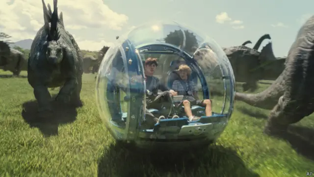 Jurassic World ialah film tercepat sepanjang sejarah yang bisa meraih US$1 miliar.