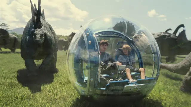 Nick Robinson sebagai Zach and Ty Simpkins sebagai Gray di film Jurassic World
