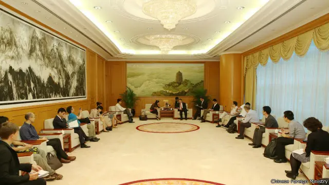 如果反对派议员顽固坚持否决政改，香港民主发展将停滞不前”，“香港发展前景勘忧”