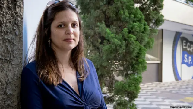 Sócia do clube Pinheiros há um ano, a advogada Roberta Loria se surpreendeu com a exigência do uniforme para as babás (Crédito: Mariana Chama)