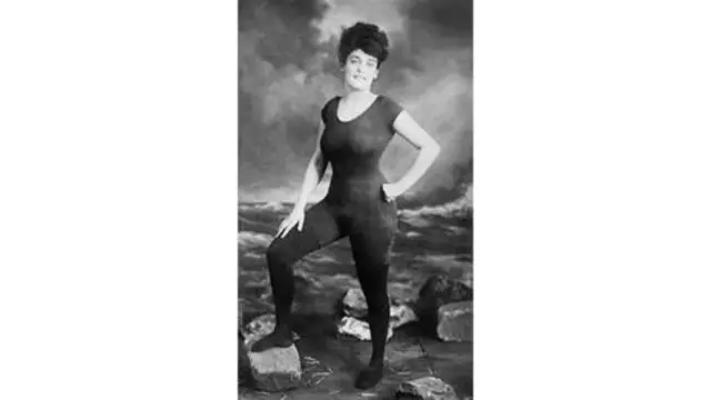 澳大利亞游泳運動員安妮特·凱特勒在1907年因為猥褻暴露而被捕。當時她身穿如圖的一件泳衣出現在馬薩諸塞州的某海灘上。(圖片來源:Wikipedia)