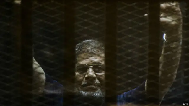 محمد مرسی کو خود بھی کئی مقدمات کا سامنا ہے اور ان میں سے ایک مقدمے میں انھیں موت کی سزا بھی سنائی جا چکی ہے