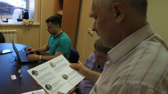 Избиратель разглядывает бюллетень