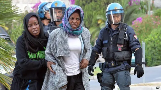 意大利和法国边境的难民进退两难。