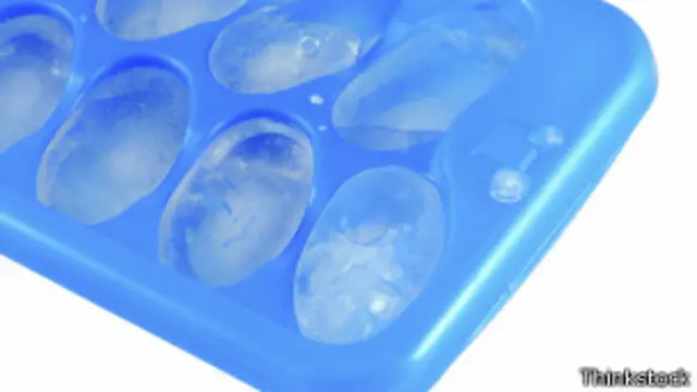 Una bandeja de hielo y un ventilador puede ser la solución a una noche en vela por el calor.