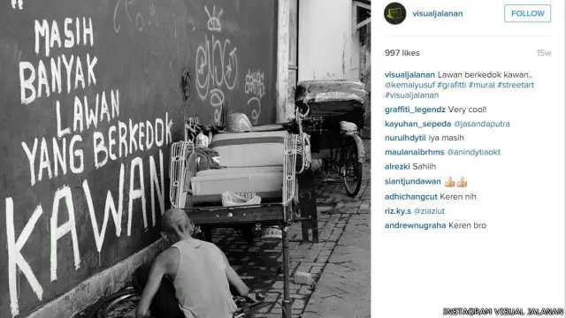Foto-foto diperoleh dari jepretan para pengguna media sosial yang menggunakan tagar #visualjalanan atau menyebut akun @visualjalanan. 