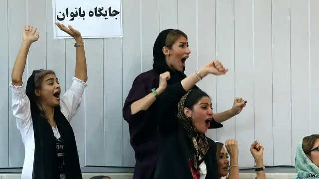 چندی پیش زنان اجازه حضور در فینال لیگ برتر بسکتبال ایران بین دو تیم مهرام و دانشگاه آزاد را پیدا کرده بودند