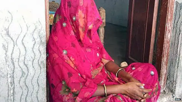 د نجلۍ پلار مړ دی او مور يې بهر کار کوي او دا له خپلې خور او نيا سره اوسېده