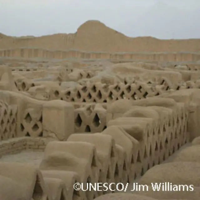 Fue la capital del reino chimor, una cultura preincaica que se desarrolló en la costa norte tras el decaimiento del Imperio huari.