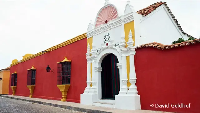 Fue una de las primeras ciudades coloniales a América y posee unos 600 edificios históricos.