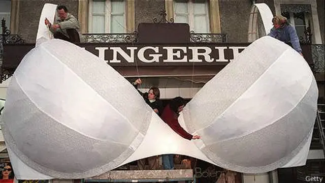 Найбільший бюстгальтер у світі, створений Лоренсом Біллоном, на виставці 1989 року, присвяченій сотій річниці бюстгальтера 