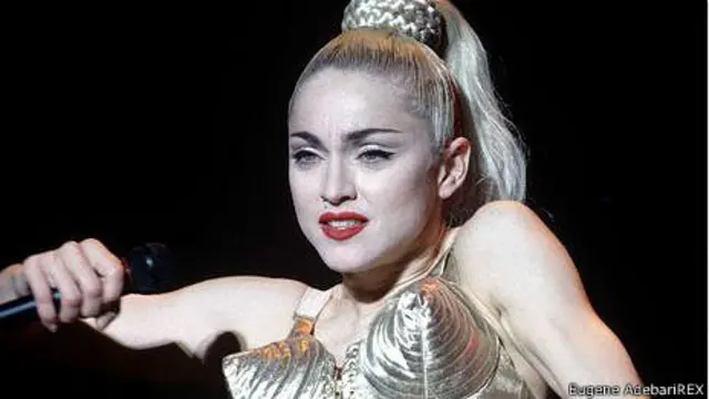 Мадонна під час світового турне Blonde Ambition World Tour, 1990