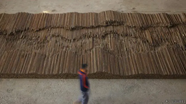 在汶川地震后，艾未未收集了大约200吨的被压得变形的钢筋，他把这些钢筋在北京的画室重新拉直。