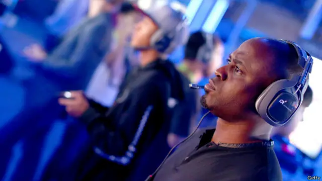 Usuario probando un videojuego durante la E3 de 2015 en Los Angeles