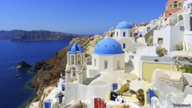 المباني البيضاء ذات الأشكال الرائعة في سانتوريني
