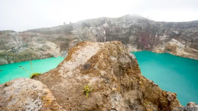 البحيرات ذات الألوان المختلفة قرب فوهة بركان كليموتو