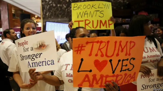 un grupo de simpatizantes escucha en el lobby del Trump Tower