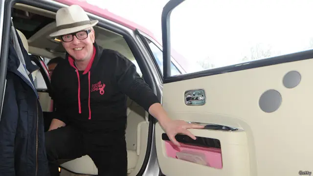 Chris Evans, yang merupakan tokoh televisi dan radio Inggris, akan membawakan acara Top Gear versi terbaru.