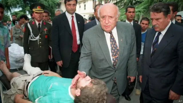 Demirel 99 depreminin ardından Gölcük'ü ziyaret ederken.