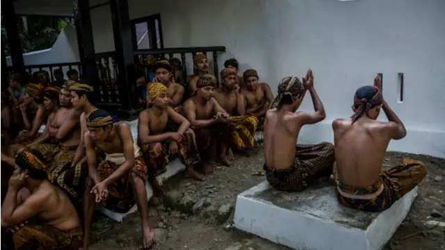 
Pengikut adat nenek moyang ini memakai baju adat Jawa, dengan yang perempuan mengenakan kemben.