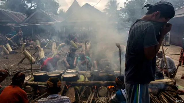 Warga menyiapkan potongan daging kambing yang dibawa ke kompleks pemakaman Kiai Bonokeling.