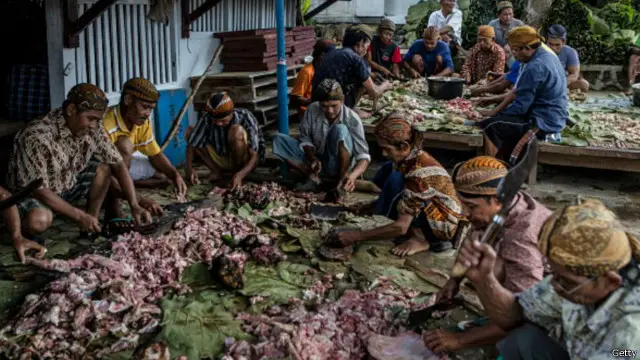 Bahan makanan yang dibawa termasuk daging kambing, nasi, lauk pauk yang disiapkan bersama.