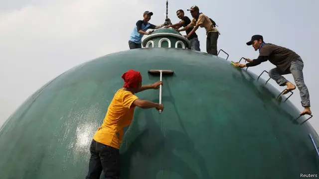 Membersihkan masjid, sebuah kebiasaan yang dilakukan menjelang datangnya bulan Ramadhan. 