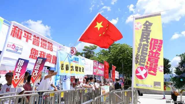 在立法會示威區，昨日整天都有支持和反對政改方案的示威者聚集