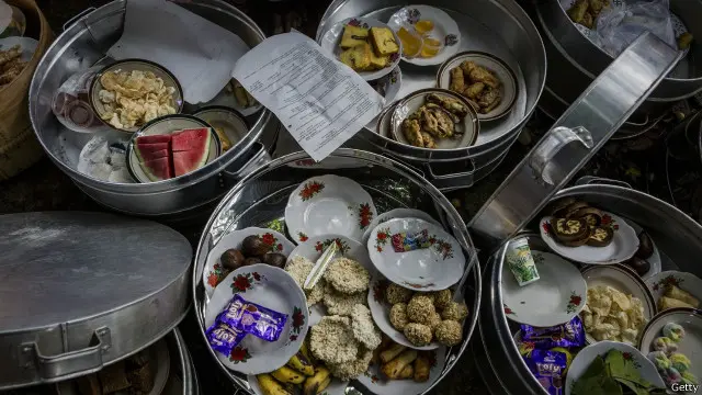 Setelah selesai, biasanya makanan dalam tenong di santap bersama oleh keluarga. 