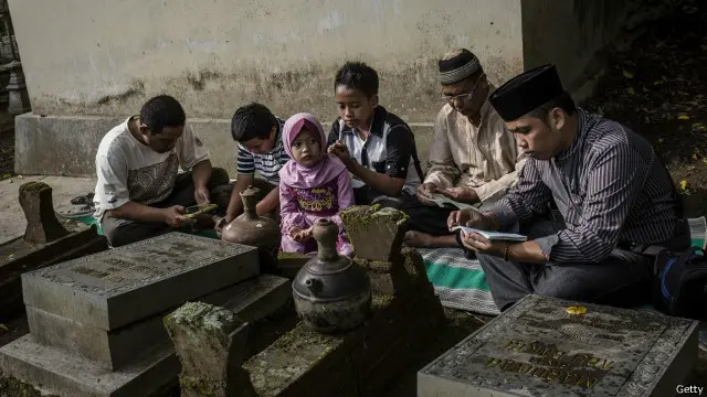 Tradisi ini termasuk membaca doa, membersihkan kuburan leluhur, dan menabur bunga. 