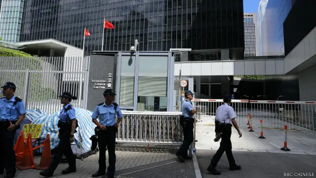 警方在立法会大楼内外部署了大批警力，以免发生暴力冲突。