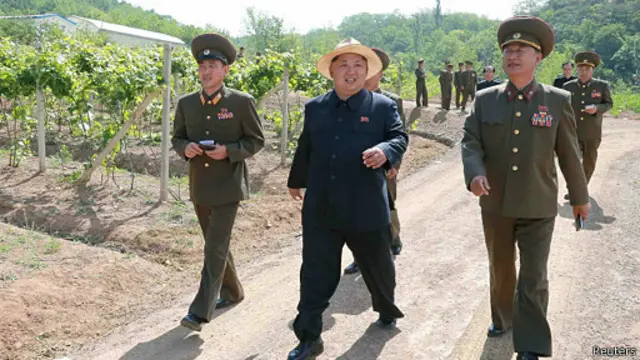 رهبر کره شمالی هنگام بازدید از مزرعه نمونه - نظامیان در کره شمالی موقعیتی ممتاز دارند