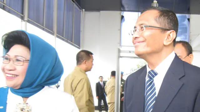 Dahlan Iskan dan isterinya saat dilantik sebagai menteri BUMN