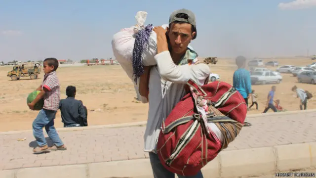 Eli İssa, kıyafetlerini doldurduğu iki bohçasıyla sınırı geçmiş. "Keşke kuşlarımı da getirebilseydim" diyor.