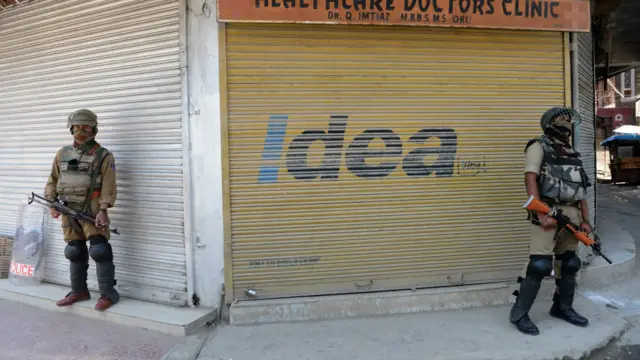 سرینگر میں تمام سرکاری مراکز بند پڑے تھے اور سکیورٹی اہلکار ہر جگہ موجود تھے۔