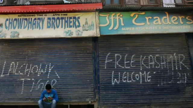 سڑکوں سے پبلک ٹرانسپورٹ غائب ہے اور زیادہ تر سرکاری ملازمین بھی دفاتر نہیں گئے۔