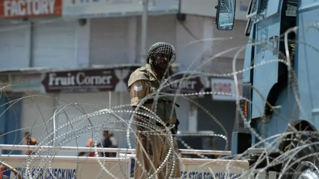 علیحدگی پسند جماعتوں کی کال پر ہونے والی ہڑتال میں سڑکیں سنسان پڑی تھیں اور ہر طرف سکیورٹی اہلکار تعینات تھے۔