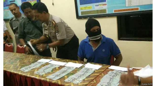 Yohanis mengaku, petugas Australia yang memberinya uang berwajah campuran Indonesia dan bernama Agus.