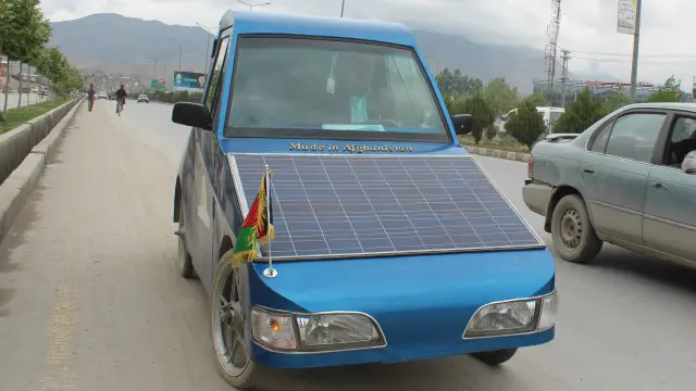 د دغه موټر د باډۍ ډېرې برخې په کابل کې له اوسپنیز څادره جوړې دي.