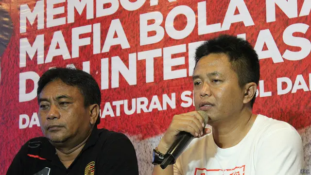 Dua mantan pelatih klub sepak bola, Gunawan (kiri) dan Agus Yuwono mengaku ada praktek suap pengaturan skor pada sejumlah laga kompetisi divisi utama.