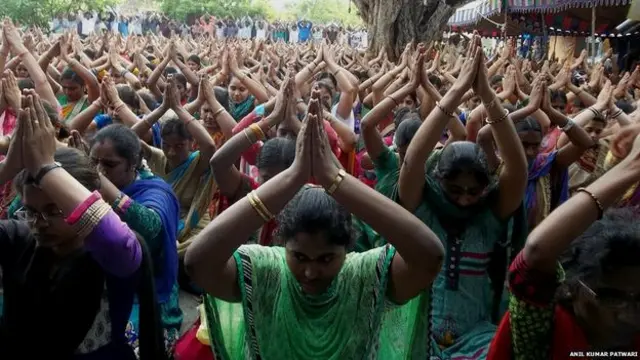 یہ مندر جمعہ، ہفتہ اور اتوار کو کھلا ہوتا ہے اور ایک اندازے کے مطابق ان تین دنوں میں 70 ہزار سے ایک لاکھ لوگ آتے ہیں۔