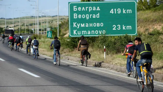 Bisikletle Romanya, Macaristan, ya da Hırvatistan'a ulaşmaya çalışan bir grup göçmen