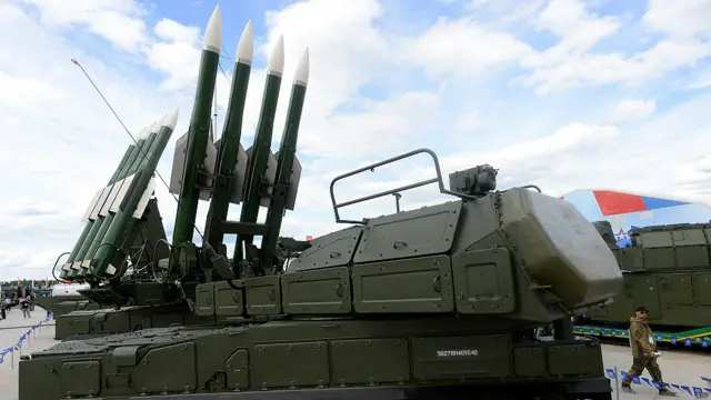 نمائش میں ایئر ڈیفنس سسٹم بھی رکھے گئے ہیں۔ گذشتہ ماہ دوسری جنگ عظیم میں نازی جرمنی کو شکست دینے کی 70ویں سالگرہ کے موقعے پر روس پہلی بار چند جدید ترین ہتھیاروں کو منظرعام پر لایا تھا۔